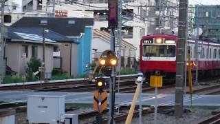 京急線金沢八景駅手前の踏切を、上りエアポート急行羽田空港行き1000形と下り快特三崎口行き2100形、上り普通品川行き800形の電車が通過！