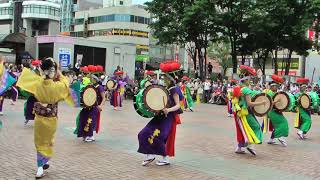 盛岡さんさ踊り20180804　さんさ華の連　歴代のミスさんさ踊り、ミス太鼓、ミス横笛卒業生による滝の広場でのさんさ踊り披露　ワイド視点版　パート１