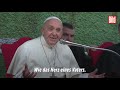 kleiner junge mit bewegender frage an den papst