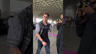 #hrithikroshan makes a swag appearance at the airport, and our hearts are definitely racing! 🔥♥️