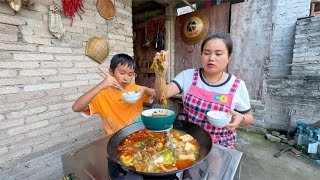 贵州酸辣火锅，配新鲜瓜尖和酸汤豆腐黑毛猪肉，下饭太香了