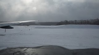 Take-off from snowy CTS 雪の新千歳空港・離陸～苫小牧上空