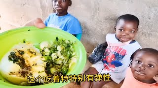 非洲人怎么吃饭的？一盆饭三个孩子抢着吃，这就是非洲