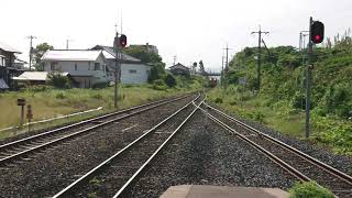 快速列車を追い越して行く 特急スーパーまつかぜ1号 益田行き 由良駅通過