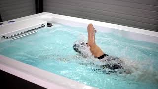 Nage crawl dans le spa de nage Athéna 5 mètres | Spa Alina