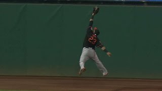 BAL@CLE: Cruz runs down liner for great leaping grab