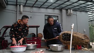 老鸭汤芋儿鸡水豆花是农村的待客佳品，再配上方山腊肉就巴适了。