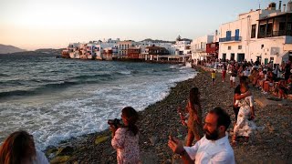 Entre medidas de precaución y optimismo, la isla griega de Miconos espera "una gran ola de …
