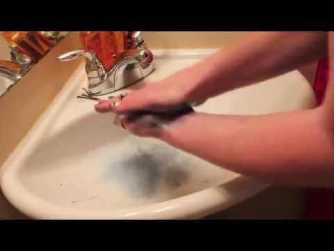 This May Smell Gross, But Washes Hair Dye Right Off Your Hands This May Smell Gross, But Washes Hair Dye Right Off Your Hands
