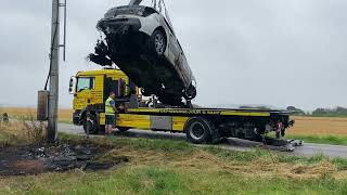 Accident, une voiture prend un poteau et s’enflamme