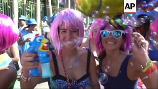 Thousands in Rio celebrate carnival early