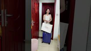 老婆回娘家住兩天，把我的衣服全帶走了，我連門都沒法出。#shorts#搞笑視頻#夫妻搞笑#李安安