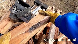 薪割り機で薪を割る / Chopping firewood with a wood splitter