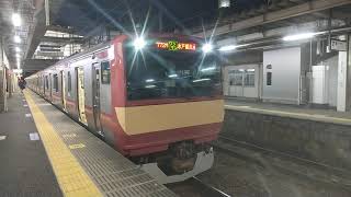 【E531系赤電ラッピング車両】 19時15分勝田駅発水戸線直通ワンマン小山行E531系K451編成(勝田車両センター60周年記念ラッピング車両赤電リバイバルカラー)発車シーン 2021年11月6日