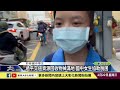 1120222 過平交道資源回收物掉滿地 國中女生協助脫困