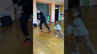 Малышка в 4 года учится танцевать🤩#legiondance