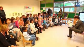 Wethouder leest voor op oude school