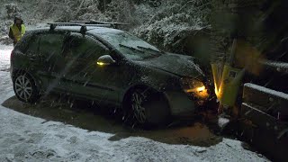 Fitta nevicata a Genova: auto perde controllo e urta ciglio strada a Righi, nessun ferito