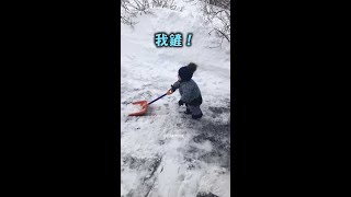 【一秒斷電】剷雪累了就直接睡沒問題的 #Shorts