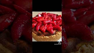 Mini Käsekuchen mit frischen Erdbeeren #cheesecake #creamy #strawberry #kaesekuchen