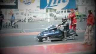 スノーボビルでドラッグレース Snowmobile  Drag Racing