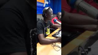 Presenters a Radio cia Giikamba maragia rwimbo rugithakwo rugathira 🤣🤣