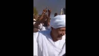 البرهان يصل الجيلي بعد تحرير المنطقة و المواطنين يستقلونه بالتكبير والتهليل #احداث_السودان #السودان