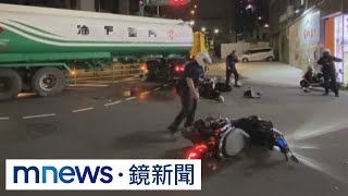 油罐車左轉「打右轉燈」　騎士煞車不及釀自摔 ｜#鏡新聞