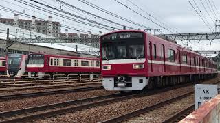 京急線浅草ライン31T回送5500形5502-1〜8編成が、金沢文庫駅上り3番線から金沢文庫車検区の車庫へ発車！エアポート急行新逗子行きに表示変更！