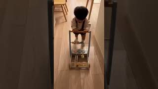 手押し車であんよの練習中な1歳児赤ちゃん　#baby #赤ちゃん