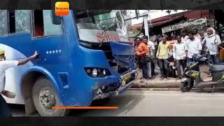 वाराणसी : चौकाघाट पर हादसाग्रस्त बस को हटाने में लापरवाही, बड़ा हादसा टला