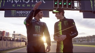 Valentino Rossi \u0026 Lewis Hamilton: tutte le immagini dello scambio di Valencia