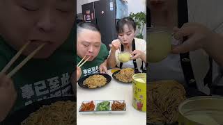 貪吃老公總是搶雞蛋，我就看著他搶，因為其實我偷藏了香腸 #food #funny