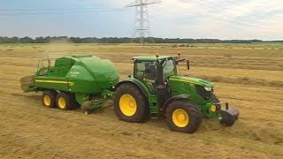 John Deere 6215R met John Deere L1534 balenpers  Trekkerweb