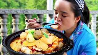 A Duo cooking Mala Xiang Guo today . getting a bigger belly after finishing it . so delicious