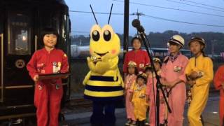 荒尾駅で1日駅長の辞令を受け取る炭坑ガールズ