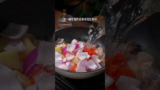 很多人都喜欢去茶餐厅吃咖喱鸡肉饭，其实自己在家做真的是非常简单的。咖喱鸡肉饭 咖喱鸡饭