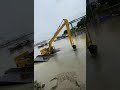 两栖挖掘机水上施工作业 amphibious excavator for water construction operations