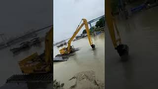 两栖挖掘机水上施工作业 Amphibious excavator for water construction operations