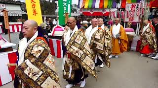 2019‐0223五大力餅上げ奉納04お坊さんの行列です