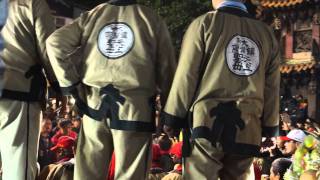 (豬哥機)搬著翡翠媽祖準備進廟-大甲鎮瀾宮2011辛卯年翡翠媽祖遶境回鑾-