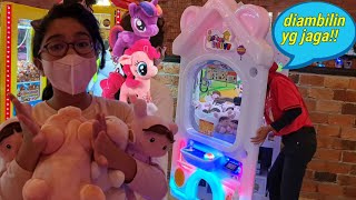 HANUM DAPAT BONEKA SAMPAI DIAMBILIN YANG JAGA CLAW MACHINE | Shafeea Hanum