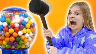 Amelia and Avelina get sweets and a giant gumball machine - Funny stories for kids