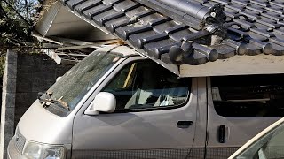 倒壊家屋の屋根がワゴン車を押しつぶす　福島・国見町の被害の様子