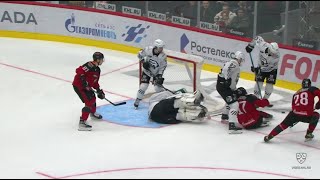 Мельничук тащит бросок Броадхёрста / Melnichuk denies Broadhurst shot