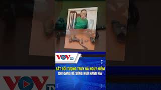 Bắt đối tượng truy nã nguy hiểm khi đang kê súng ngủ hang Kia | VOVTV