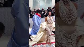 #KimKardashian stepped out at the 2023 #MetGala dripping in pearls ✨