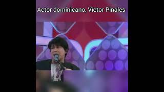 El actor dominicano, Víctor Pinales cante frente al espejo....