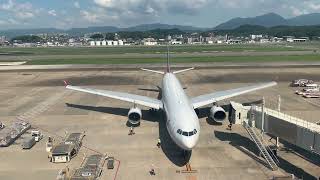 福岡空港国際線ターミナルにアシアナ航空エアバスA330-300は到着シーン。