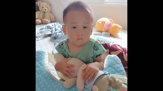 #25개월아기 토끼 찌찌주는 아기🤣 근데 폼이 제법ㅎㅎ Baby Breastfeeding a Rabbit #baby #cute #lovely #아기 #귀여운 #사랑스러운